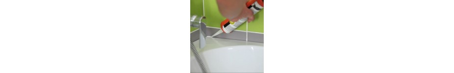 Silicone et spatule pour préparer vos murs à être peints
